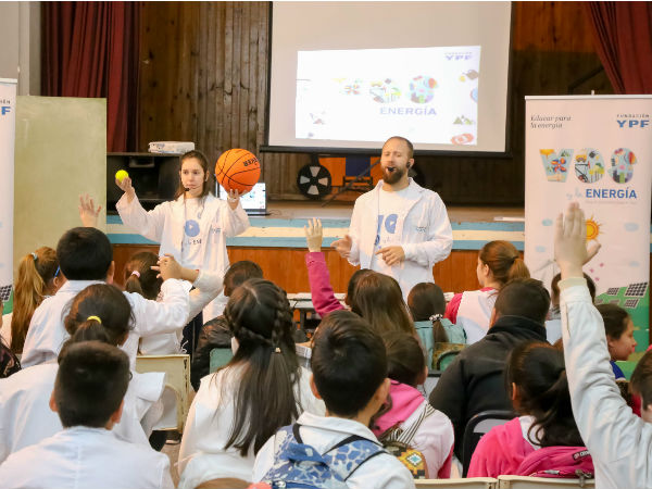 La Fundación YPF recorrió escuelas de Berisso con el Proyecto "Vos y la Energía"